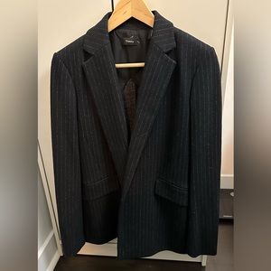 Theory navy wool blazer in a size 4